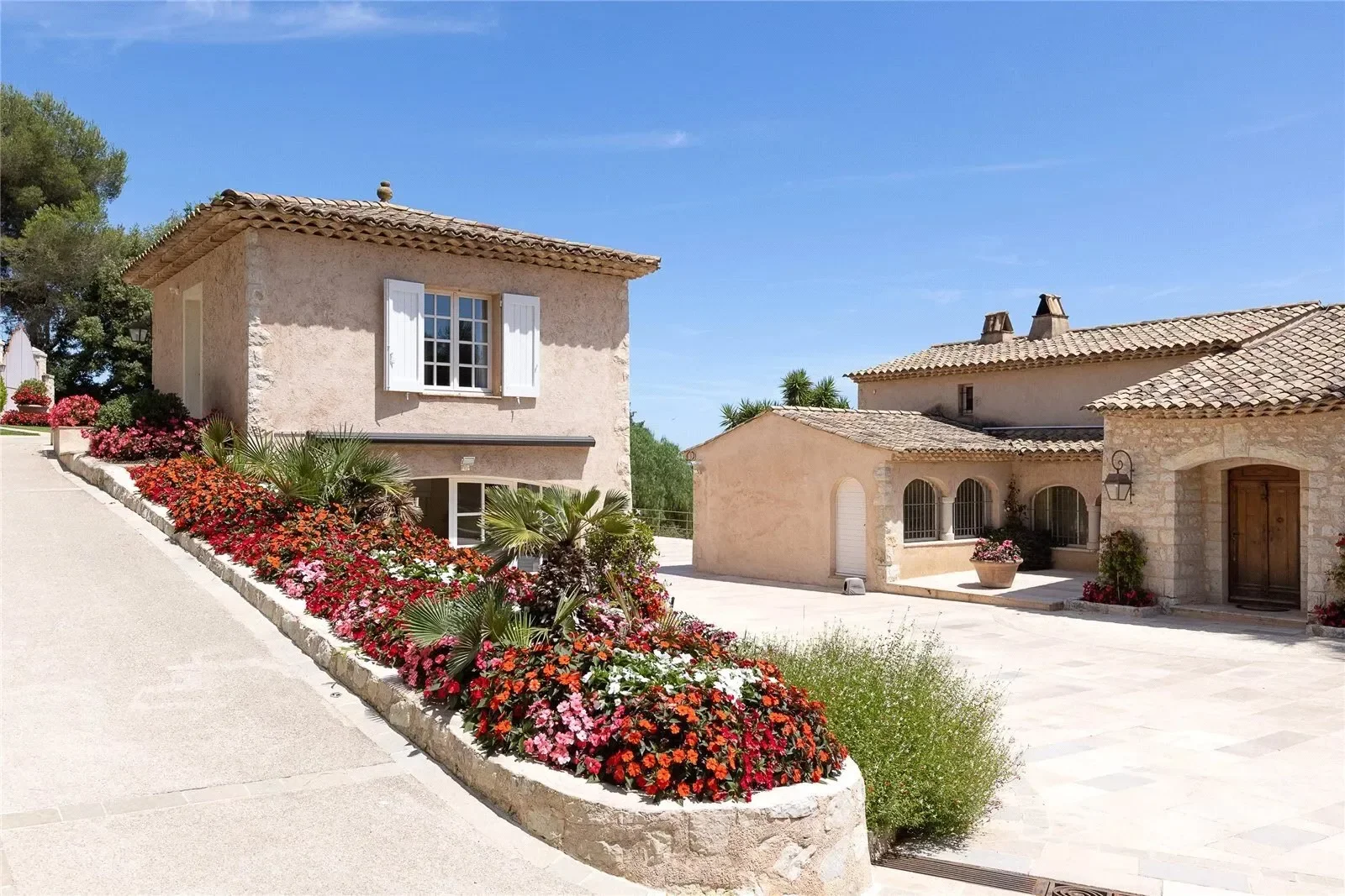 Exterior photo 8