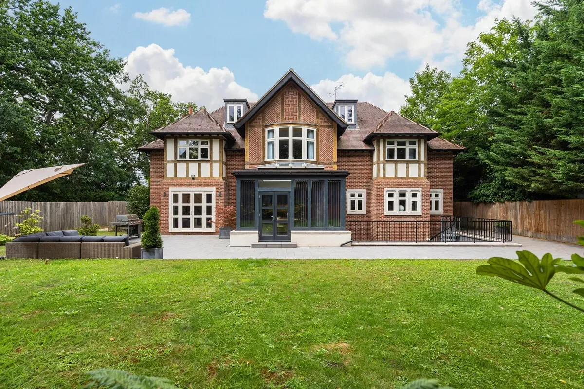 Exterior photo 3