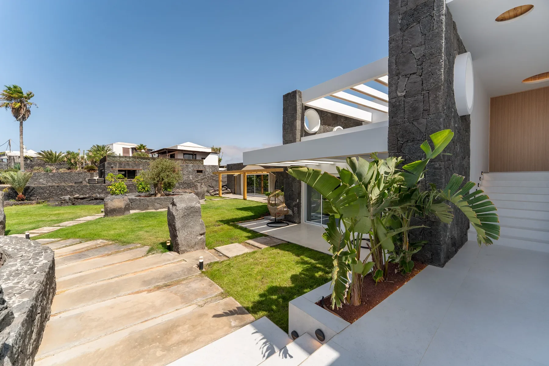 Exterior photo 5