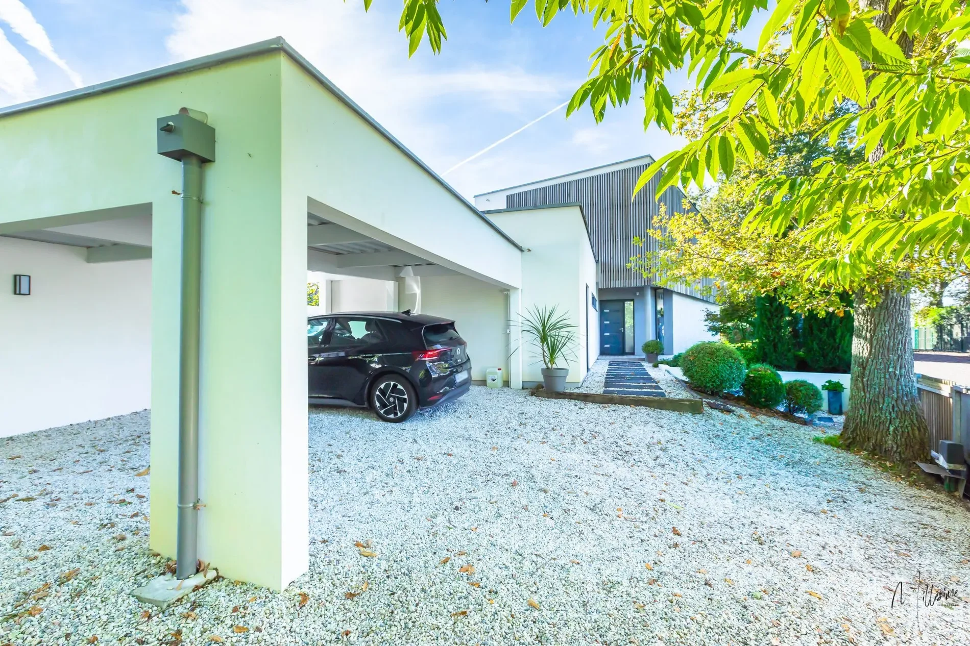 Exterior photo 6