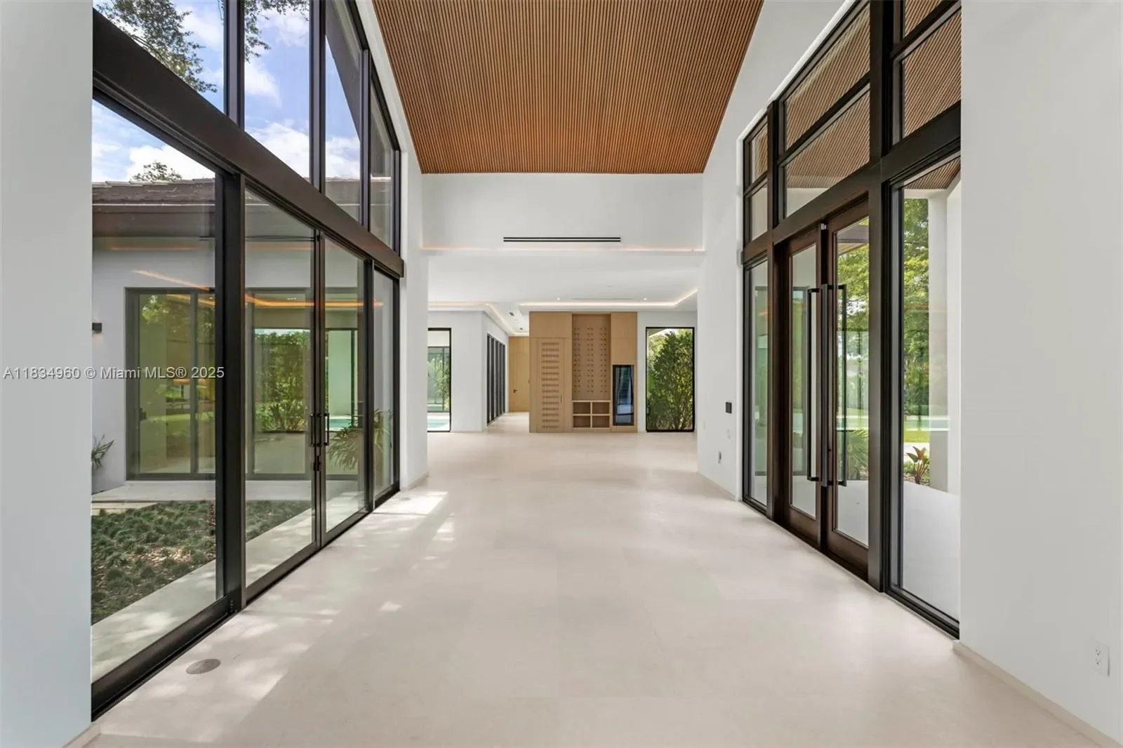 Exterior photo 6