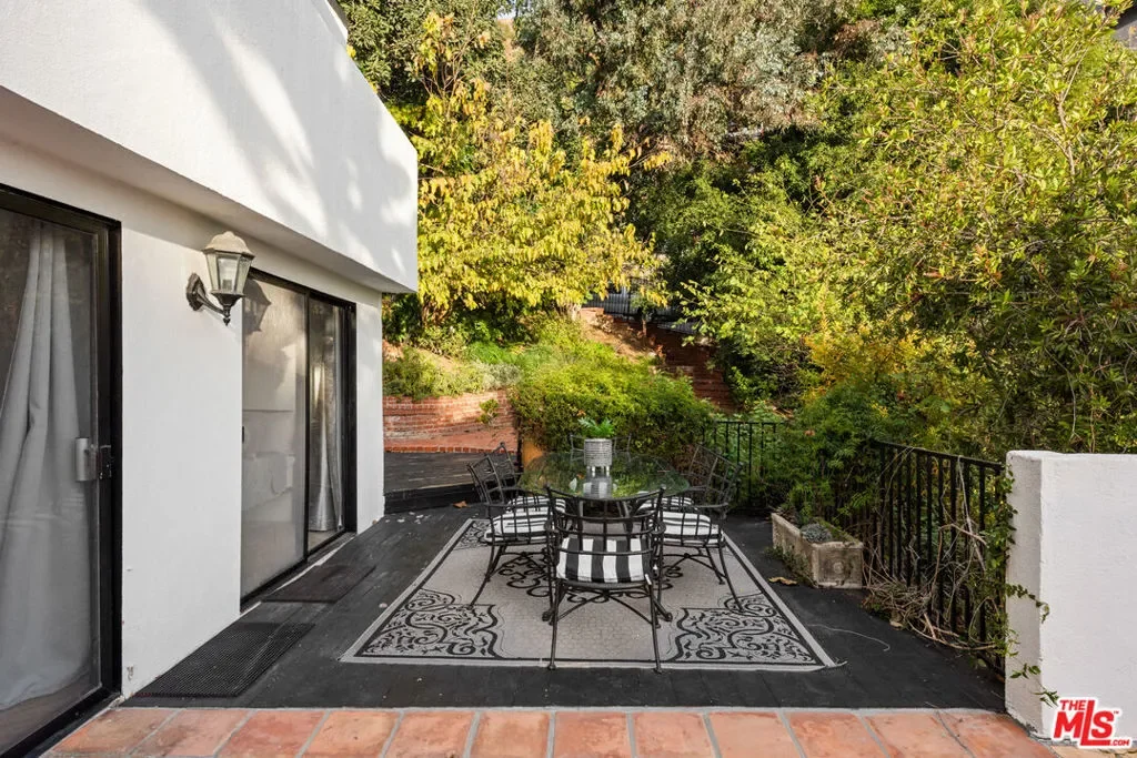 1790 Viewmont Drive, Los Angeles, California, United States. - Photo 6