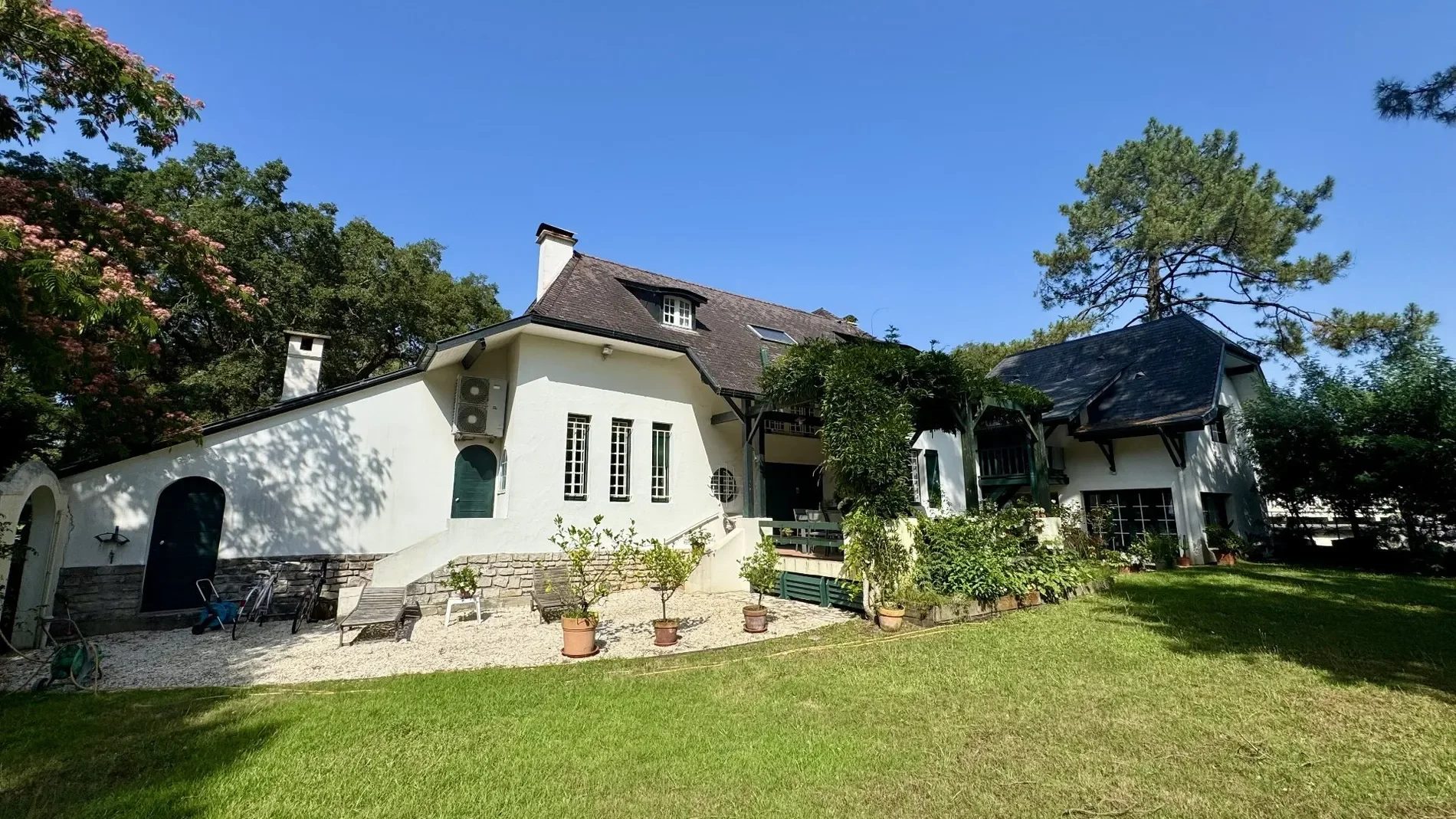 Exterior photo 3