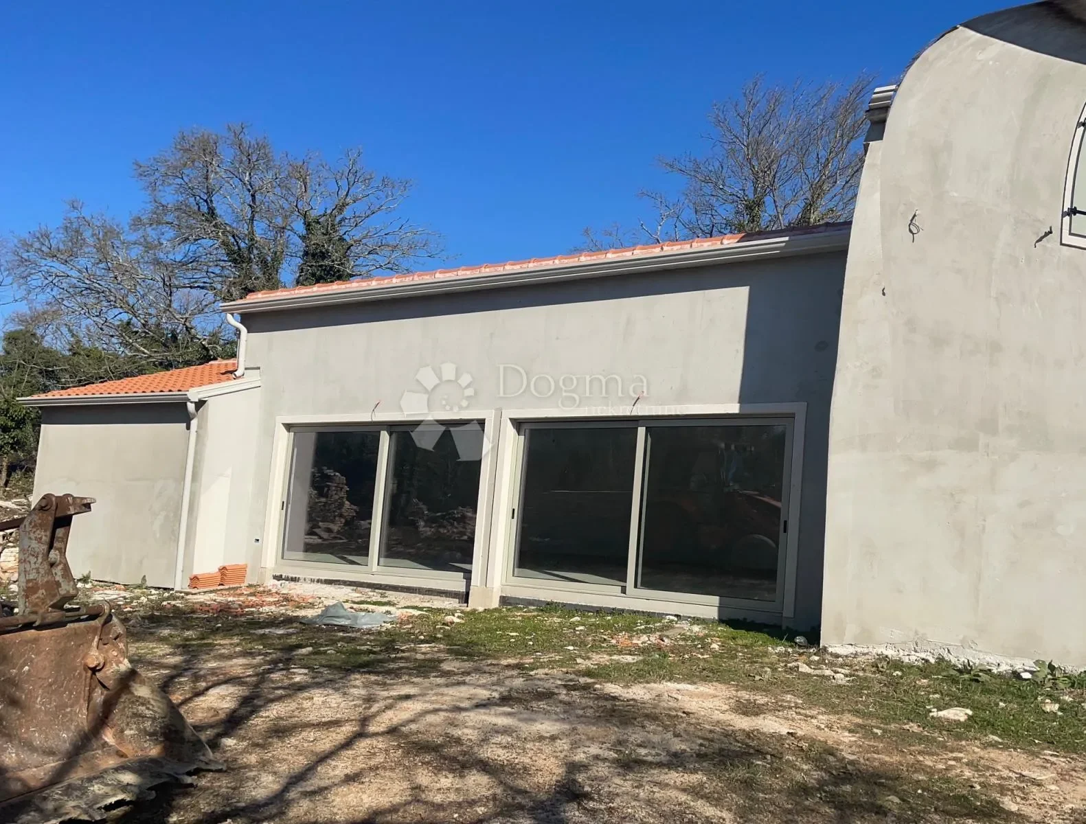 Exterior photo 2
