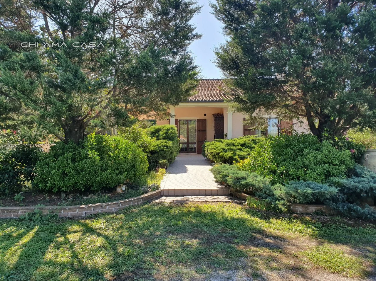 Exterior photo 3