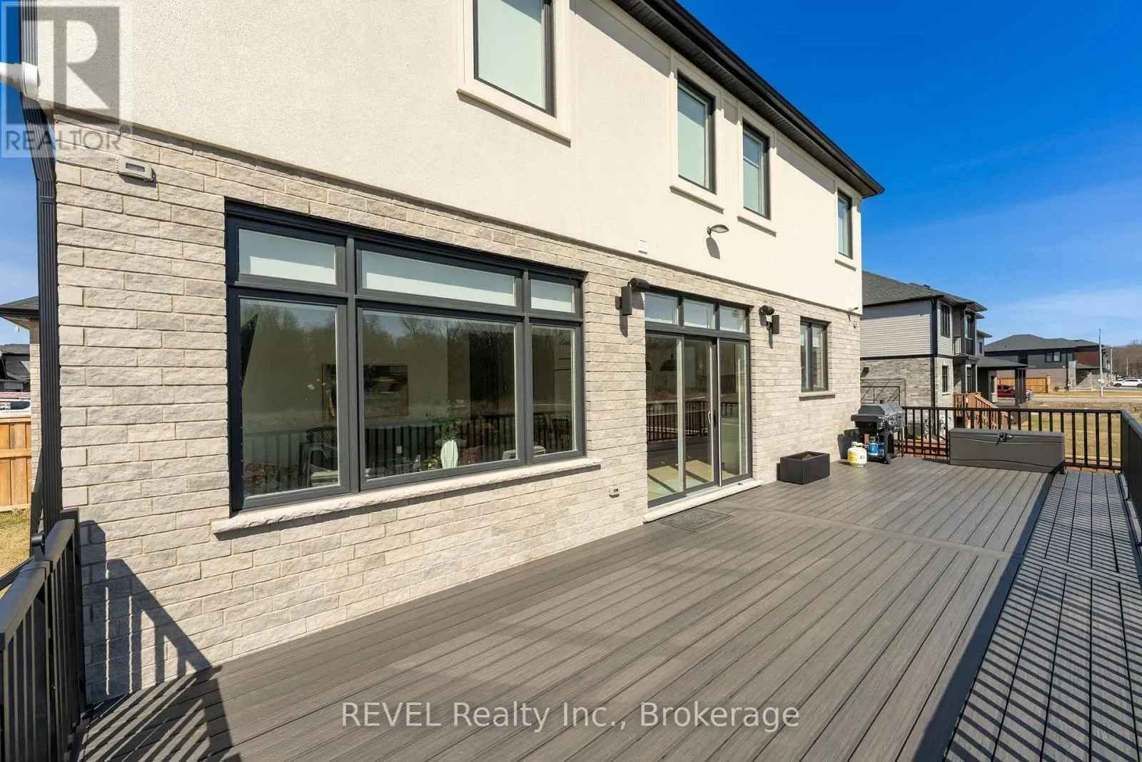 Exterior photo 6