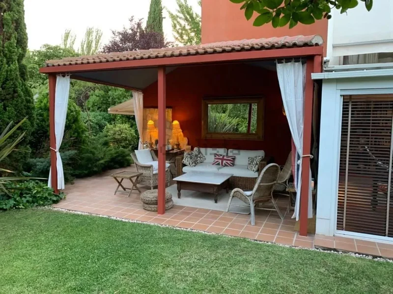 Semi-detached in Encinar de los Reyes, with an unbeatable location