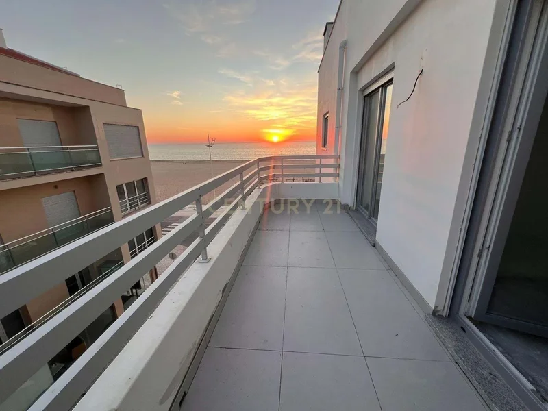 Luxury 3-Bedroom Apartment on the Beachfront of Nazaré – Incredible Sea Views and Garage