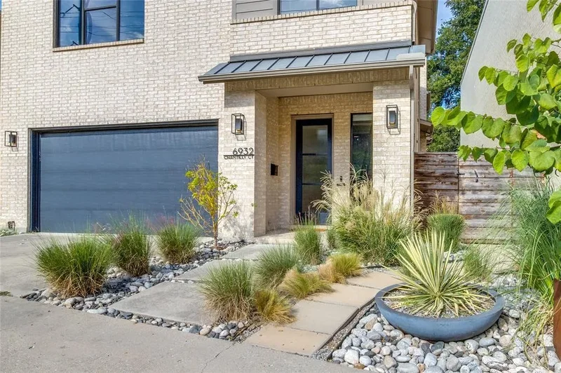Single Family Residence in Dallas