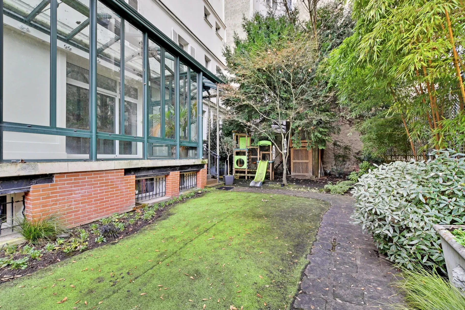 Exterior photo 5