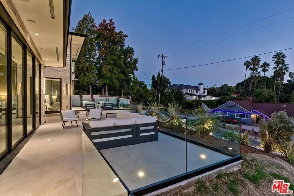 16879 Mooncrest Drive, Los Angeles, California, United States. - Photo 2