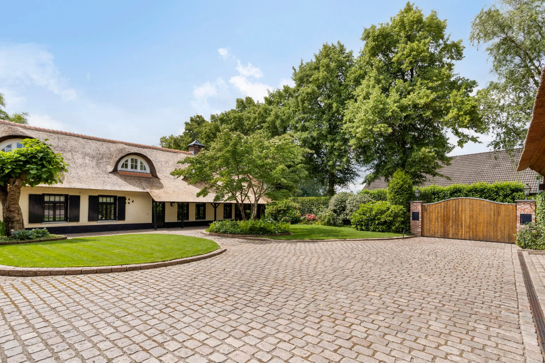 Exterior photo 11