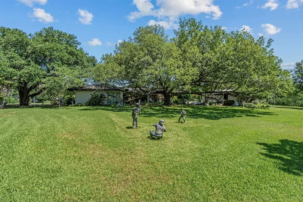 4301 Briarhaven Road, Fort Worth, Texas, United States. - Photo 25