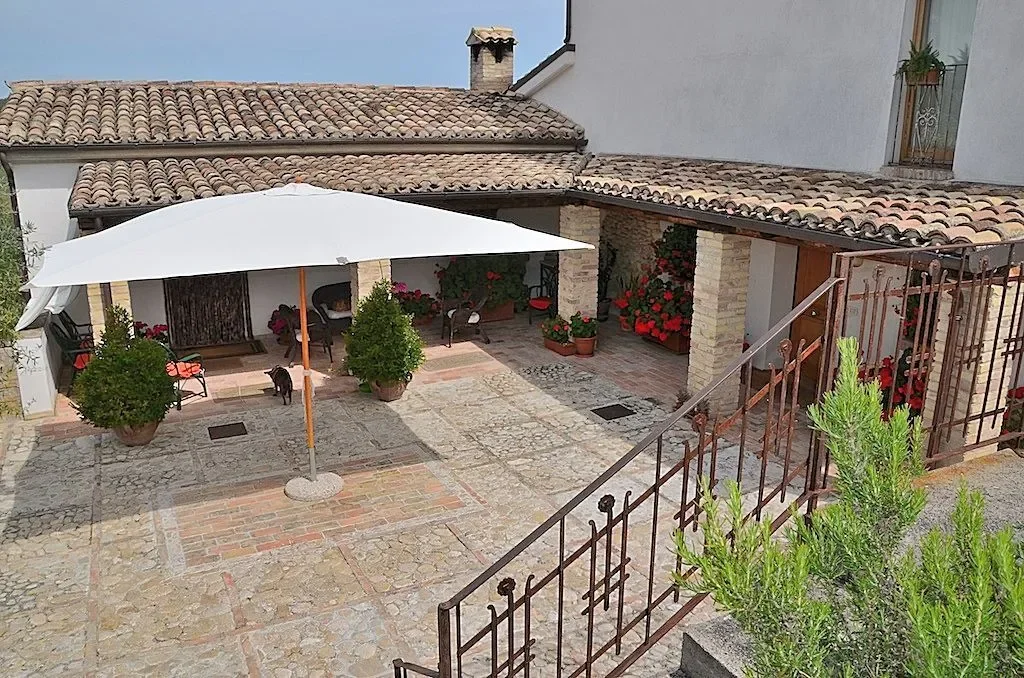 Exterior photo 5