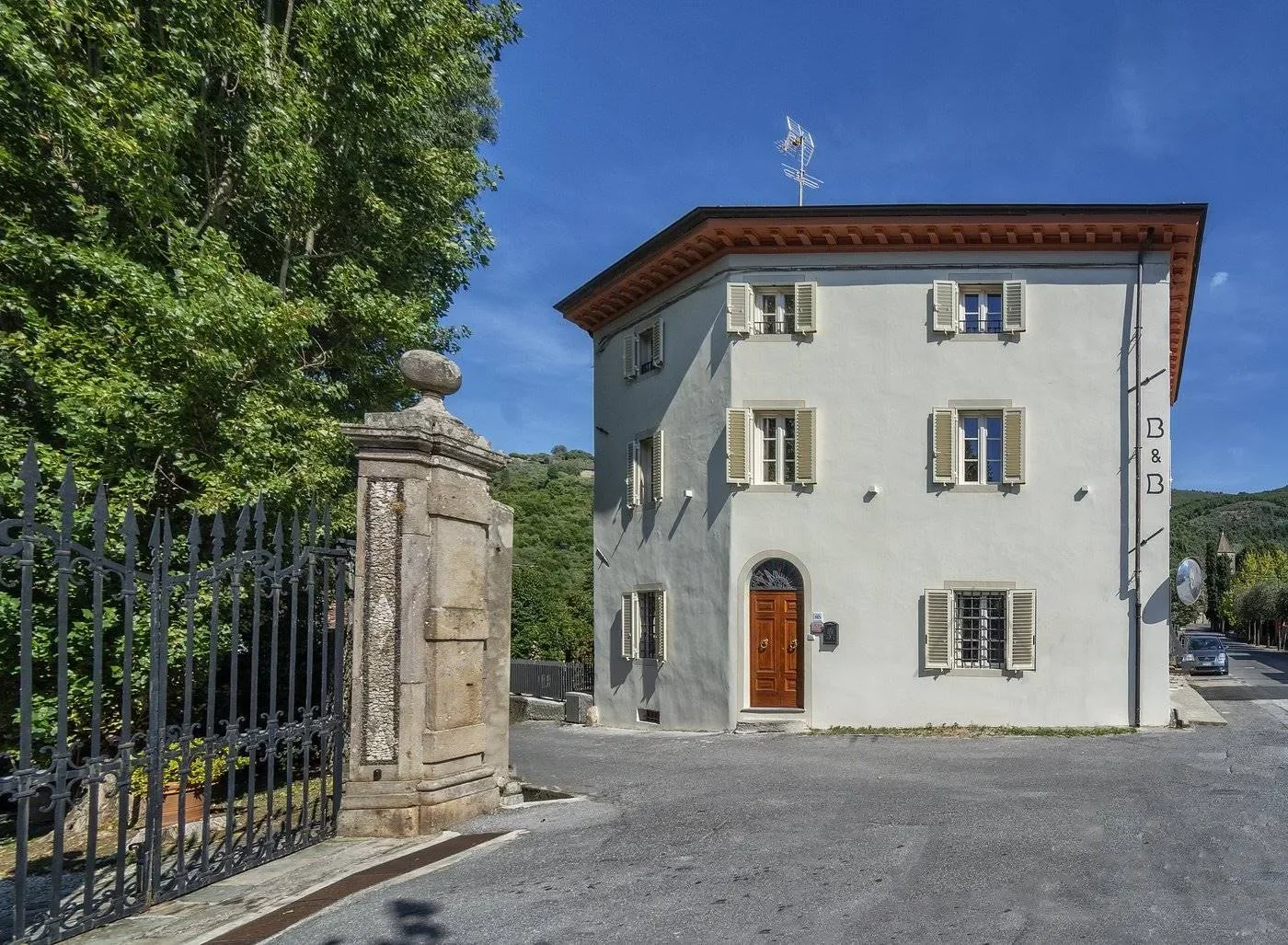 Exterior photo 2