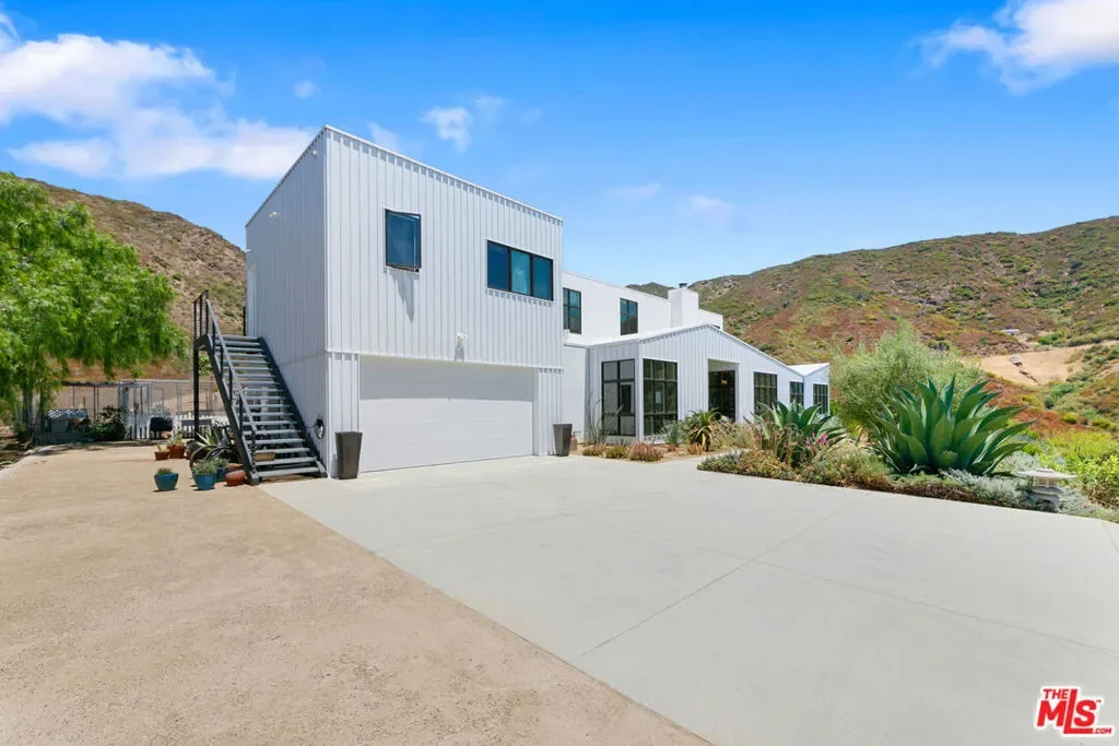 34067 Mulholland Highway, Malibu, California, United States. - Photo 2