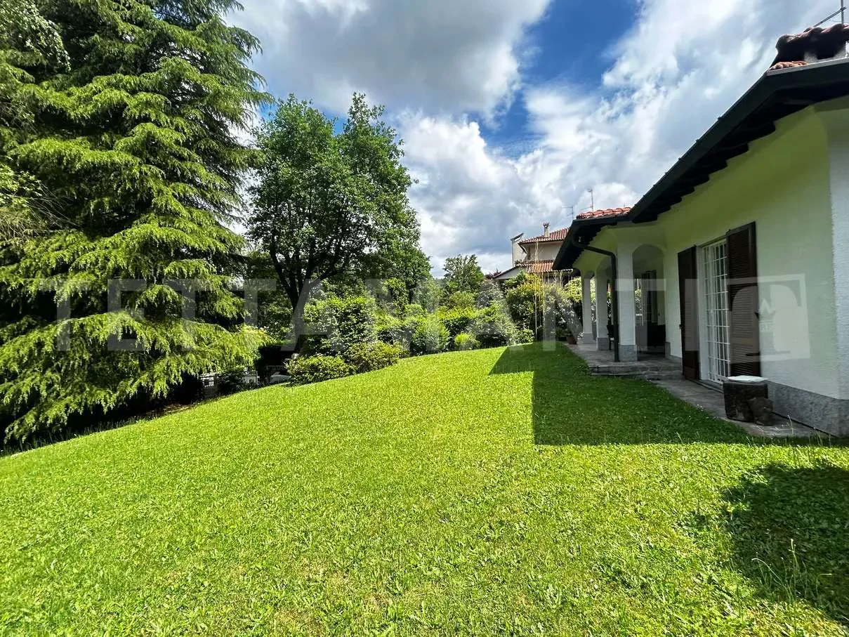 via al golf, Carimate, Lombardy, Italy. - Photo 4