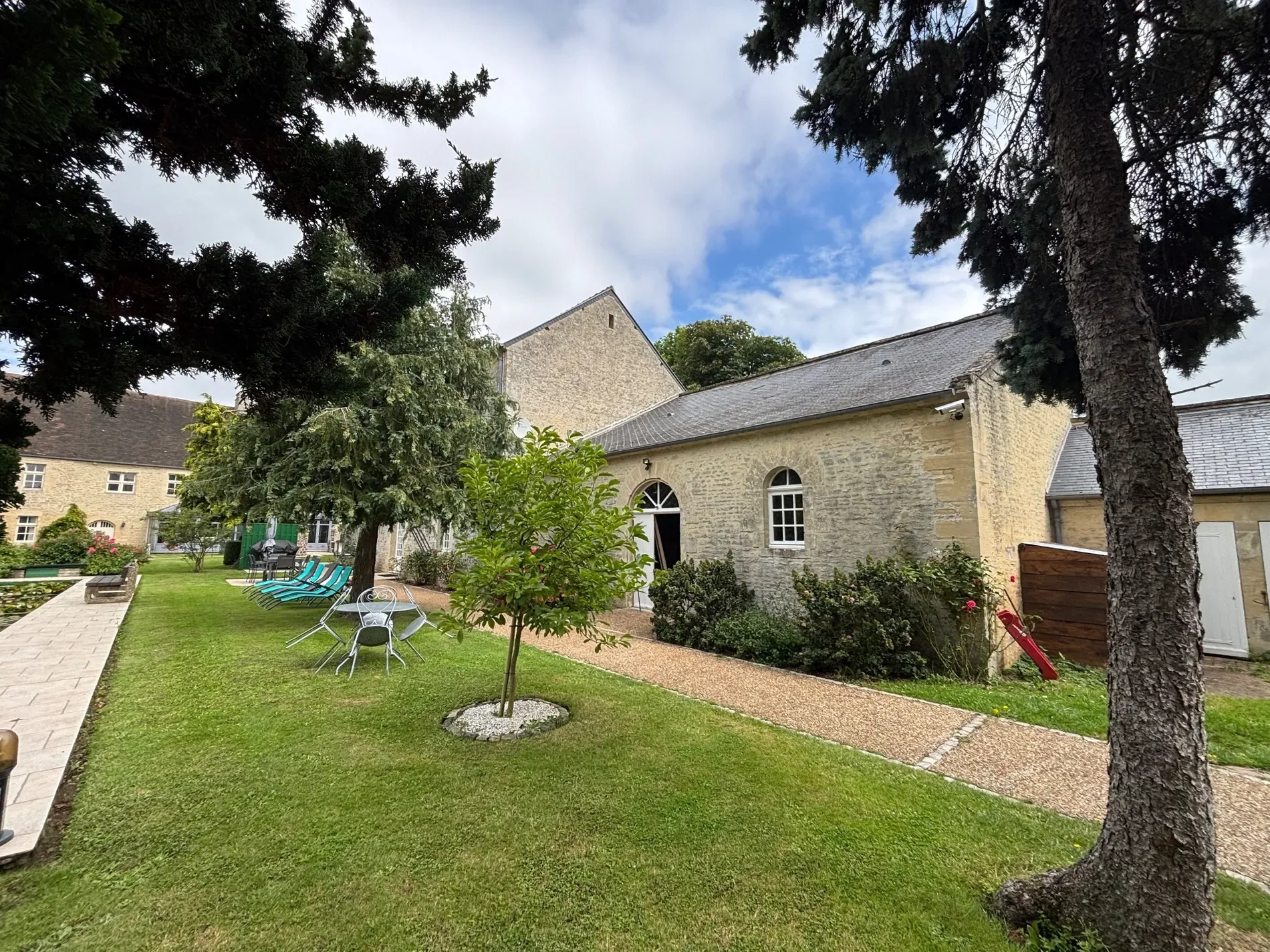 Exterior photo 4
