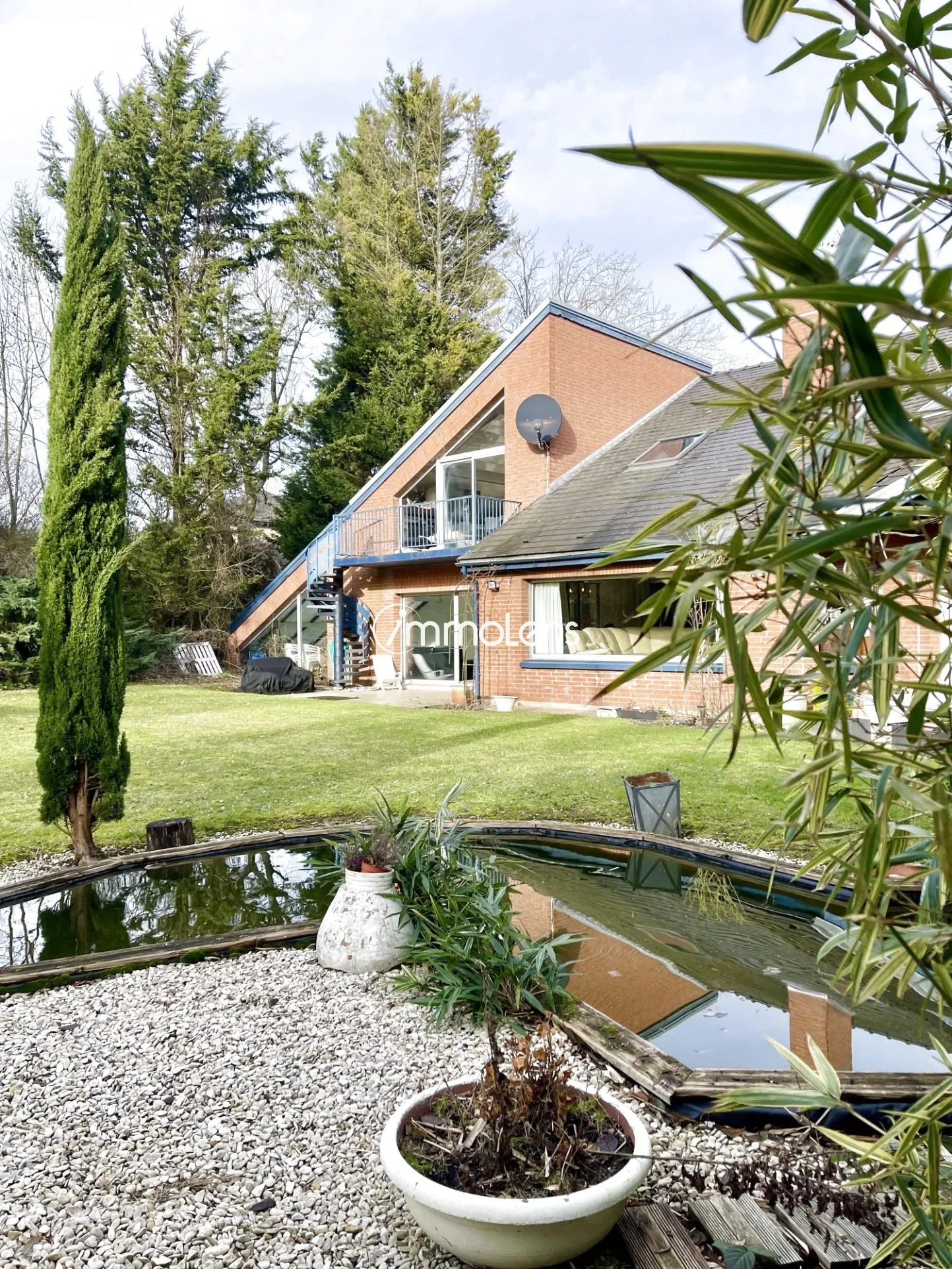 Exterior photo 2