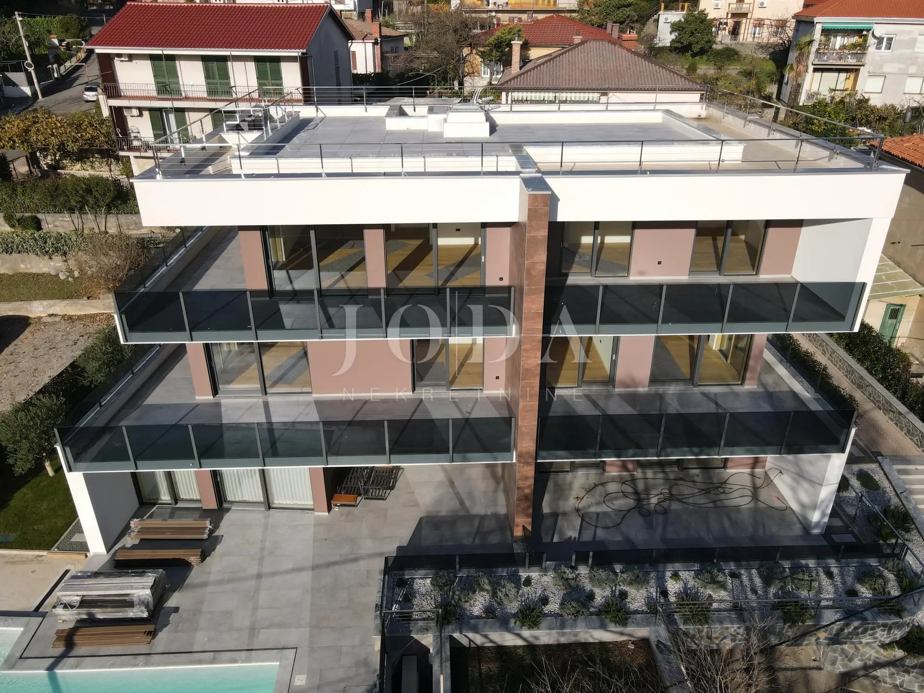 Exterior photo 5