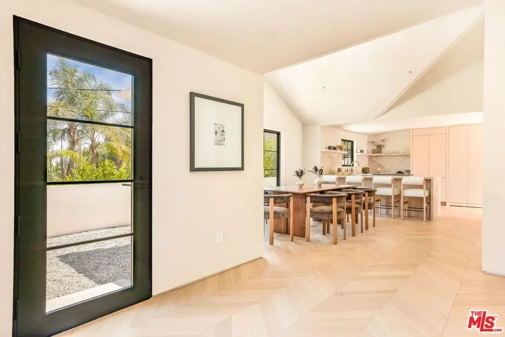 8353 Sunset View Drive, Los Angeles, California, United States. - Photo 17