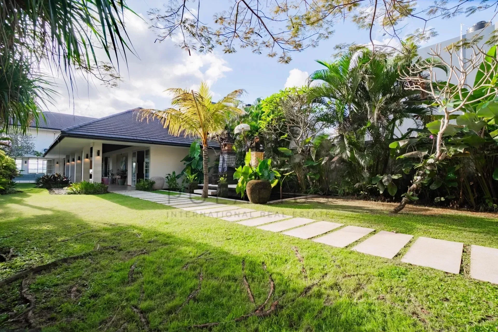 Exterior photo 2