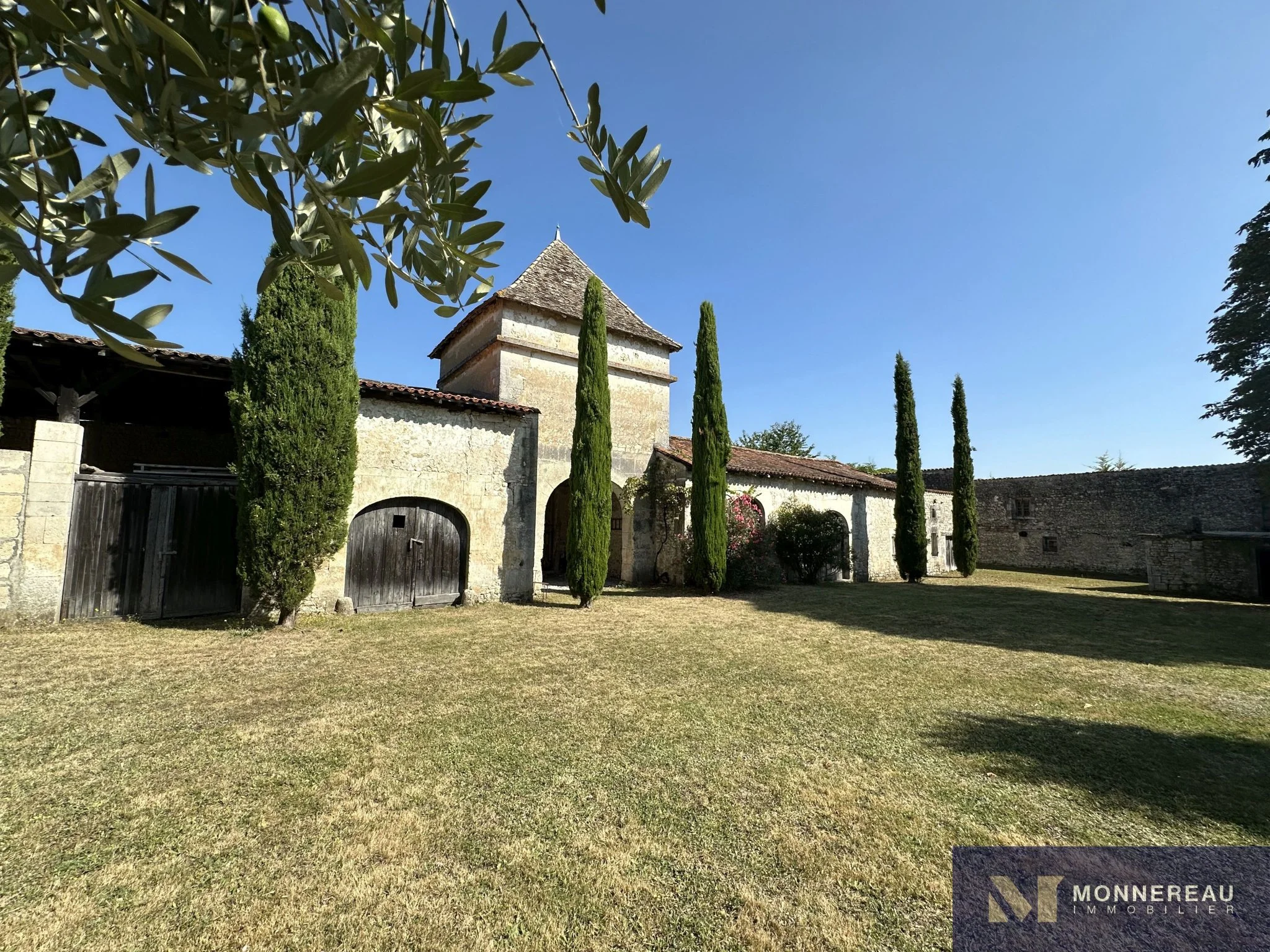 Exterior photo 3