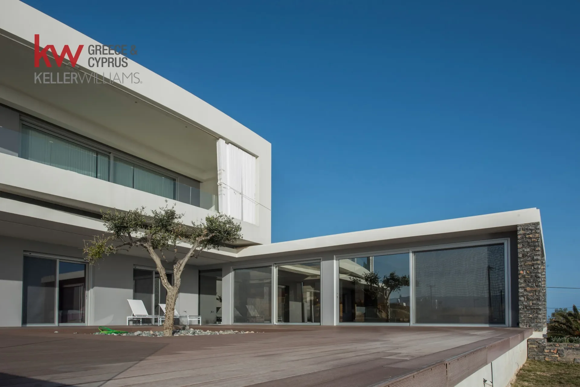 Exterior photo 3