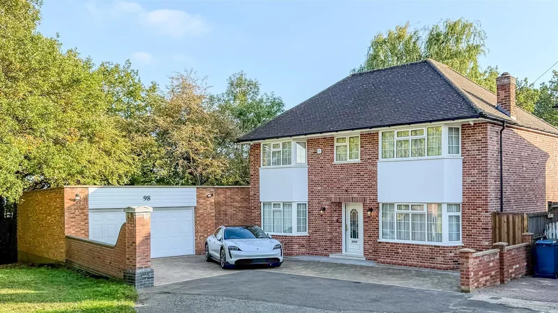 5 bedroom Detached House for sale in Stanmore