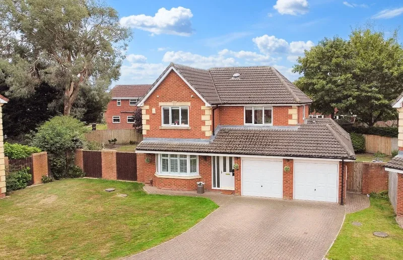 Outstanding 4-bedroom detached residence on a corner plot with two en-suites, study, sun room, and d