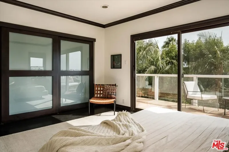 4189 Holly Knoll Drive, Los Angeles, California, United States. - Photo 21
