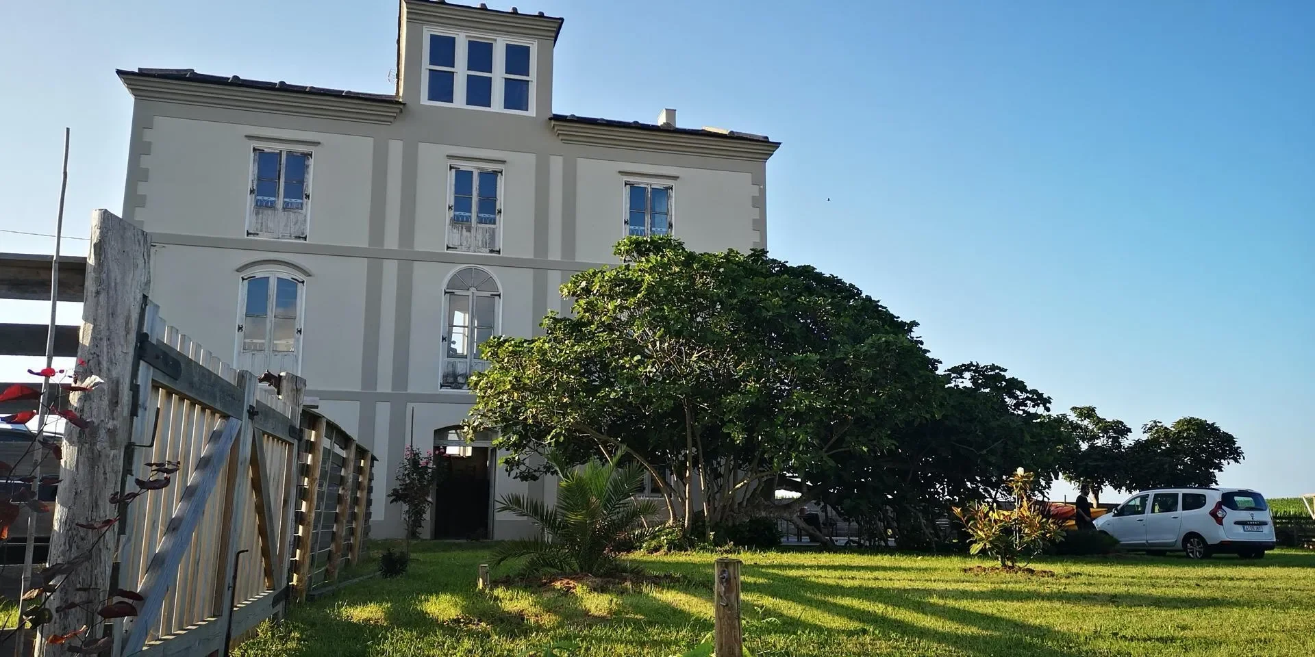 Exterior photo 8