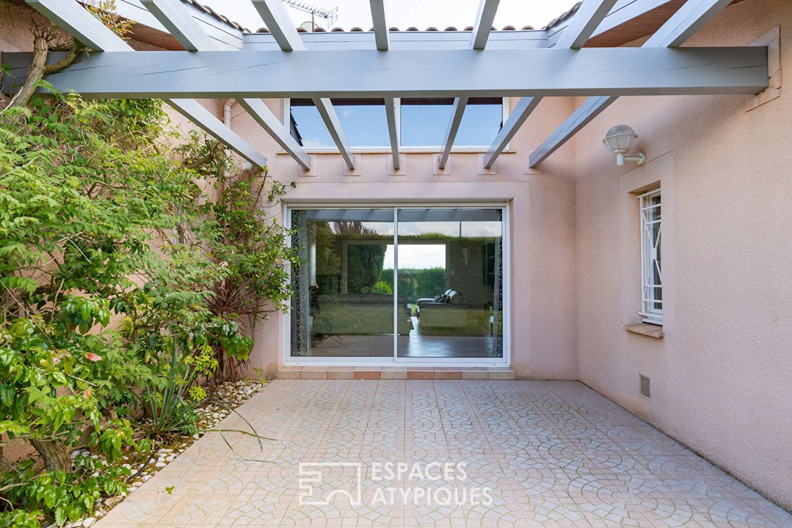 Exterior photo 2