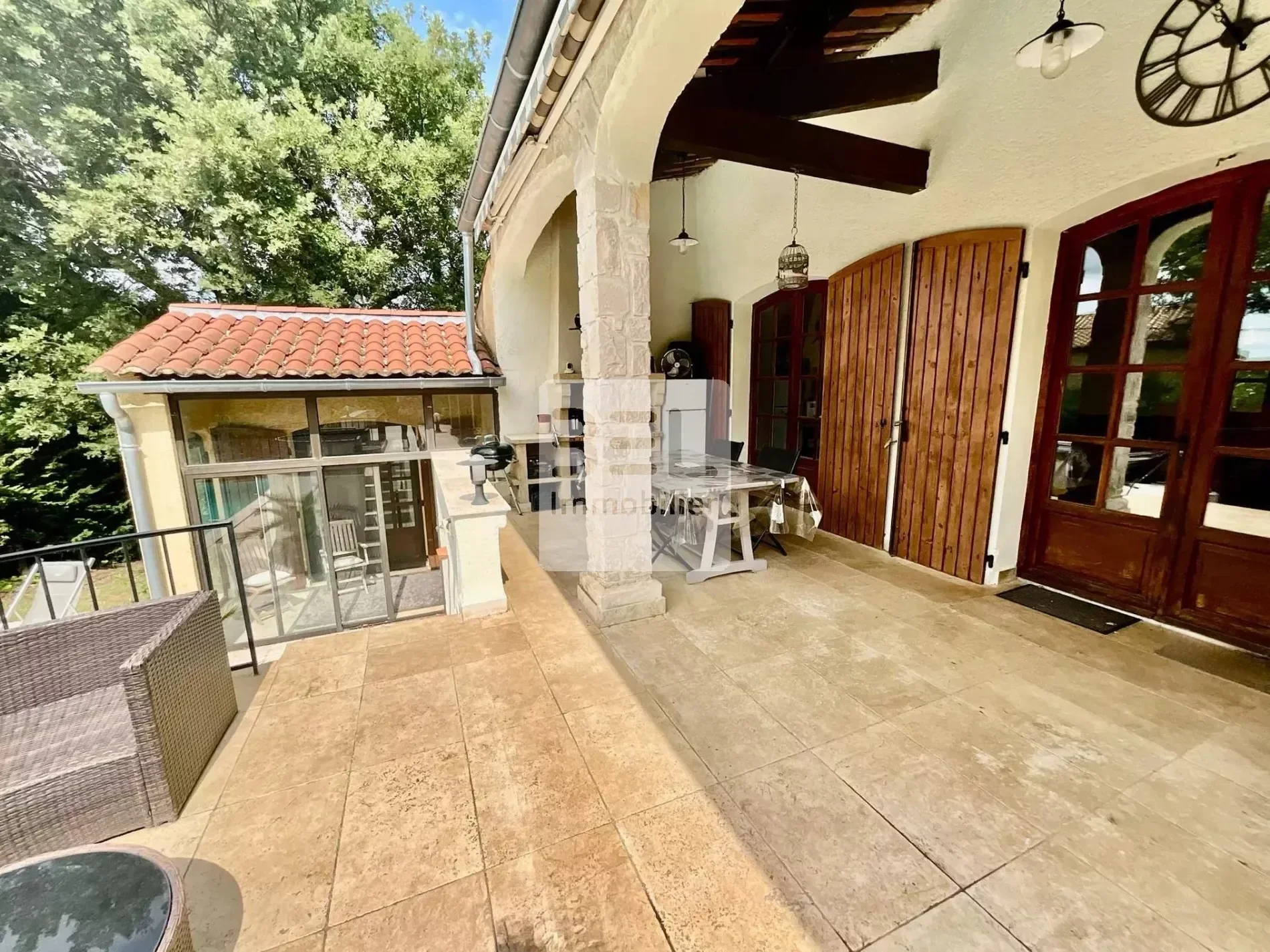 Exterior photo 3