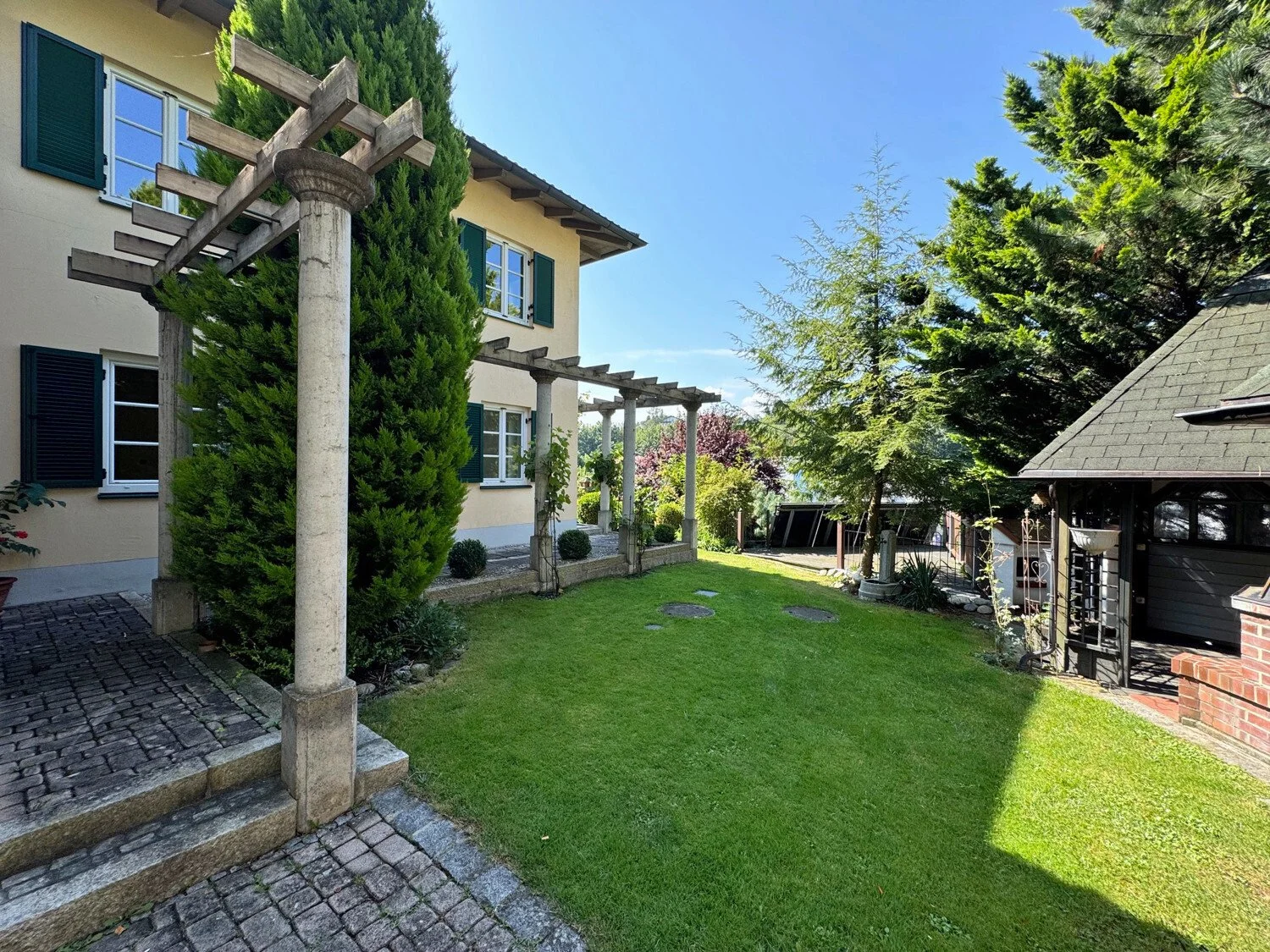 Exterior photo 6