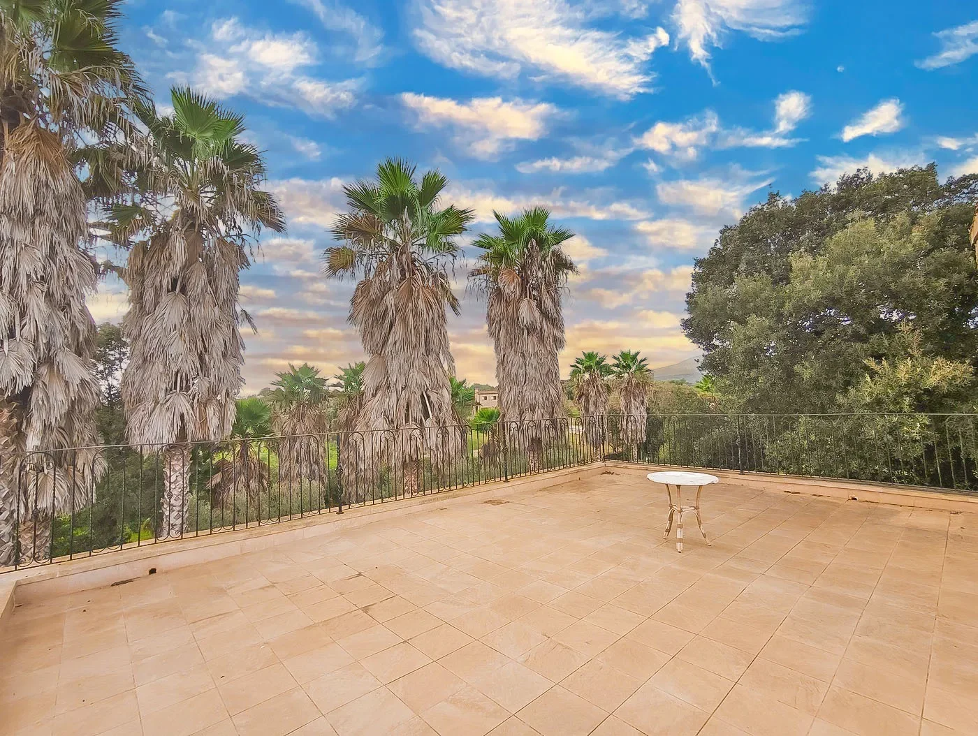 Exterior photo 5