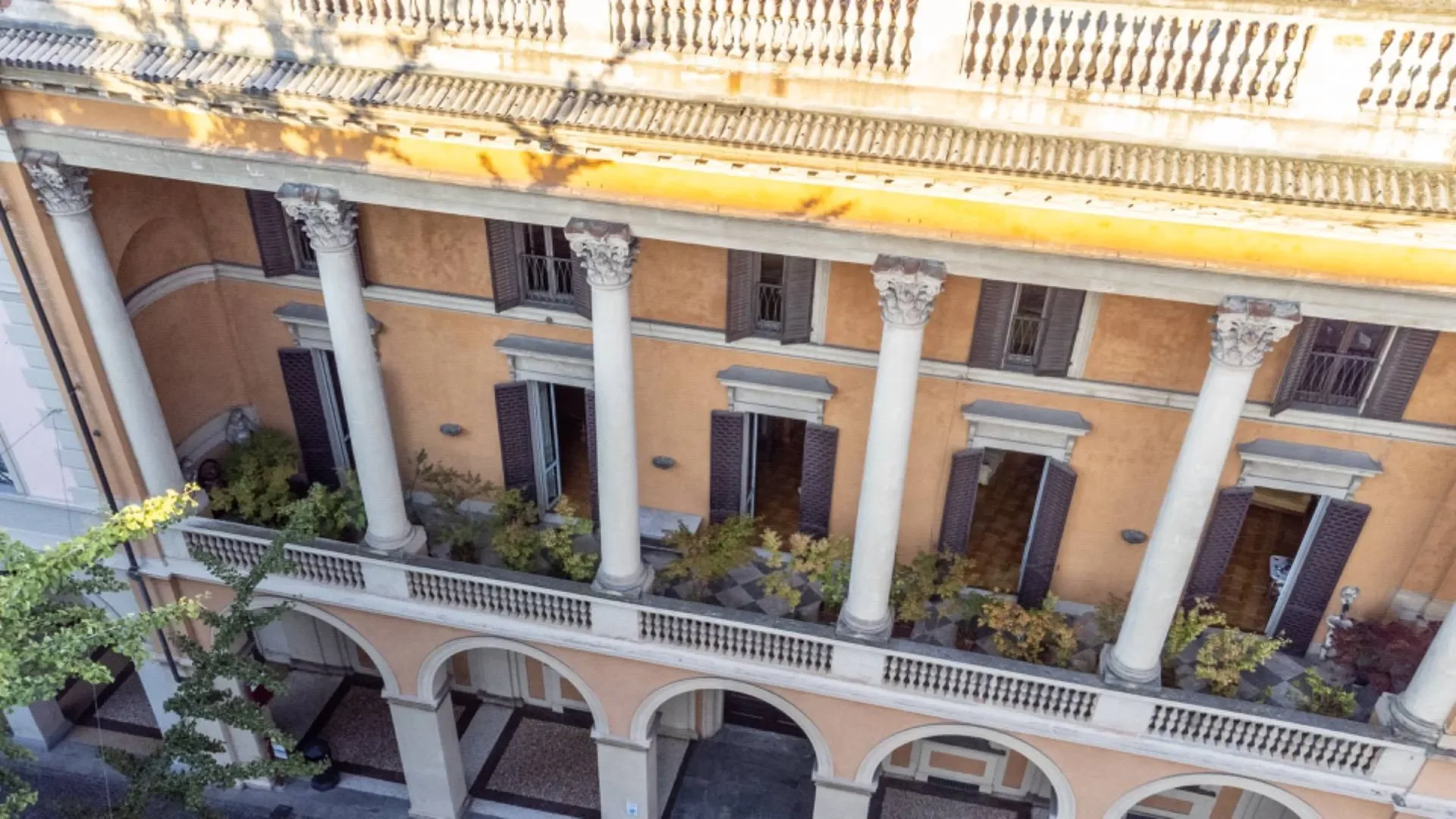 Piazza Cavour, Bologna, Emilia-Romagna, Italy. - Photo 3