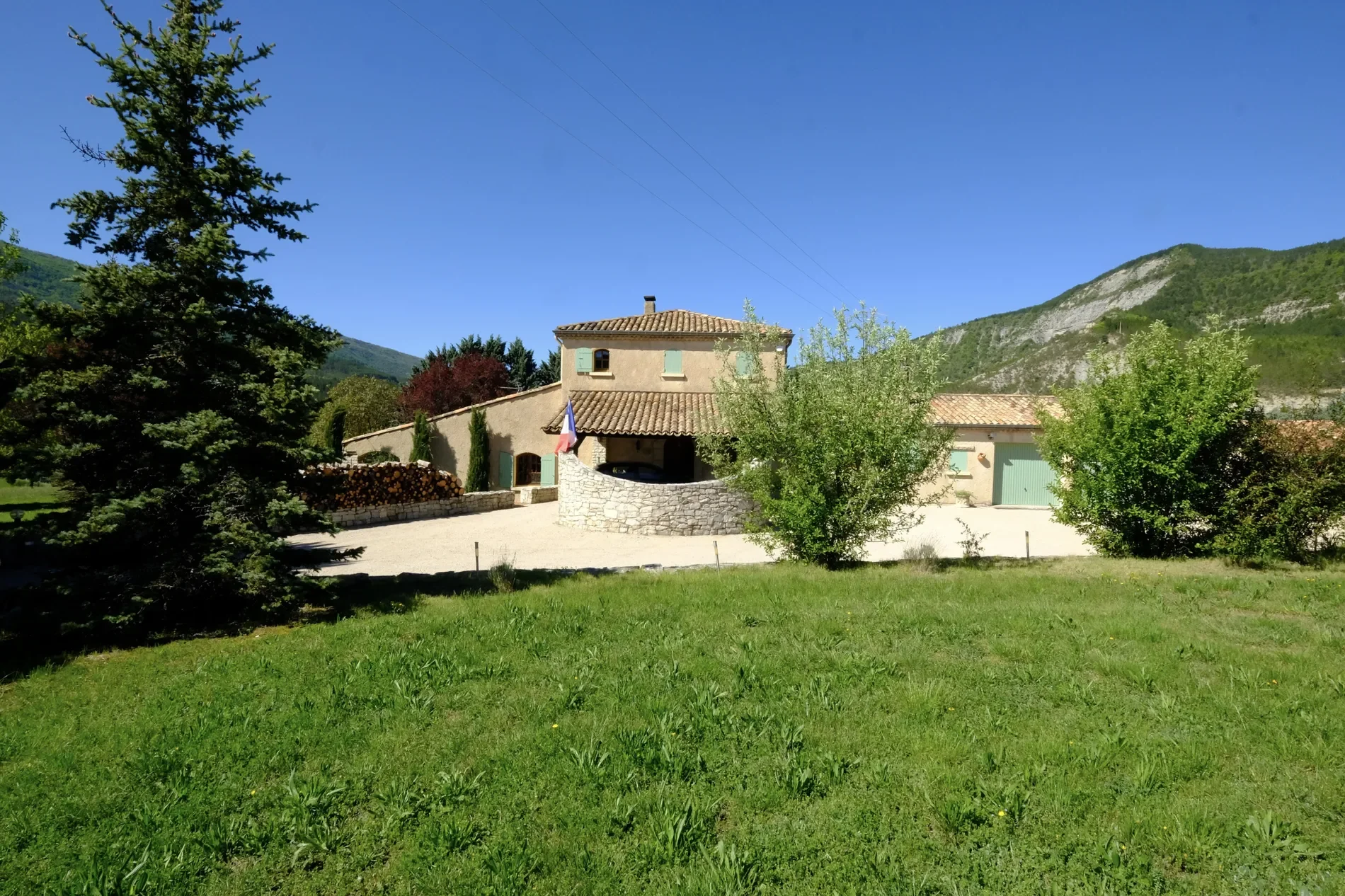Exterior photo 2