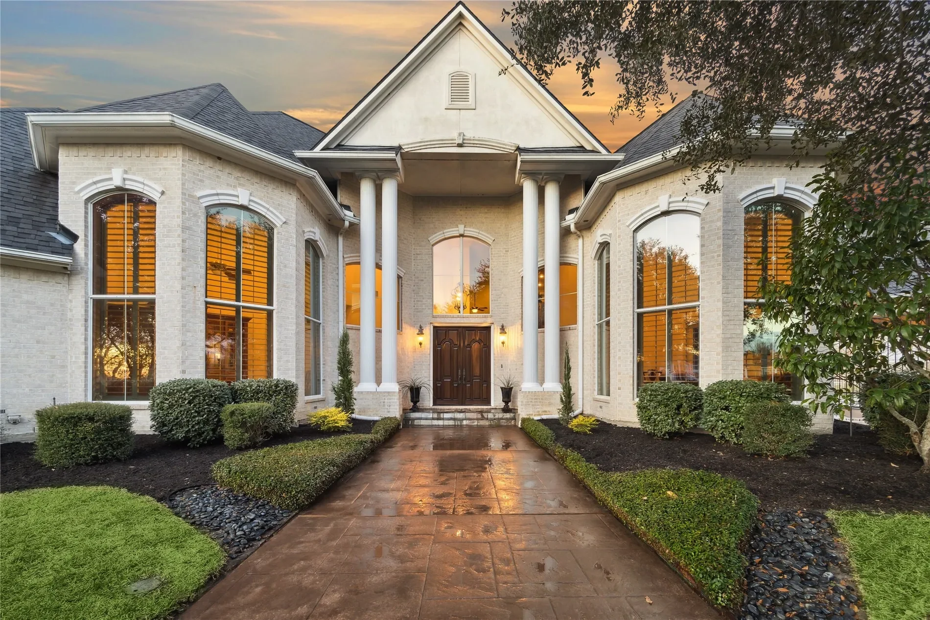 Exterior photo 5
