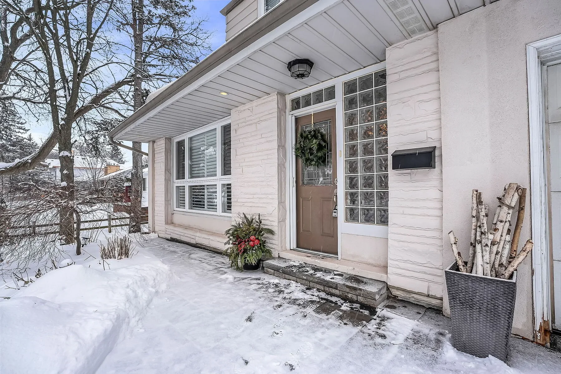 Exterior photo 4