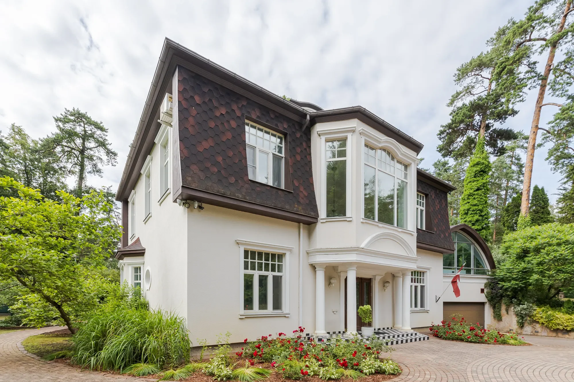 Exterior photo 2