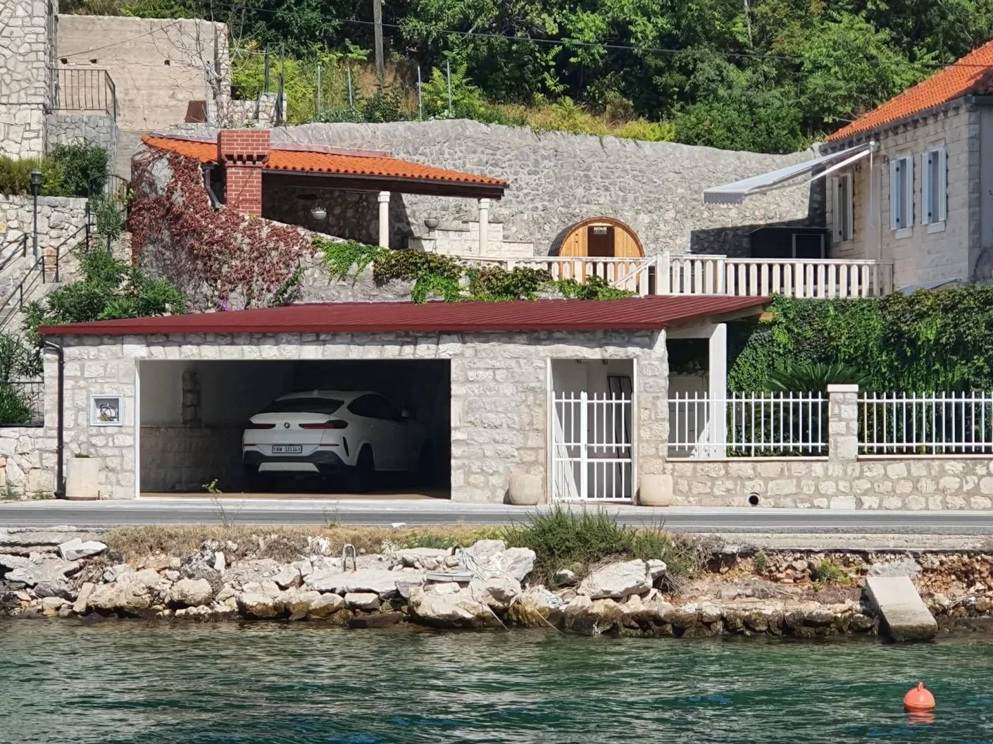 Exterior photo 3