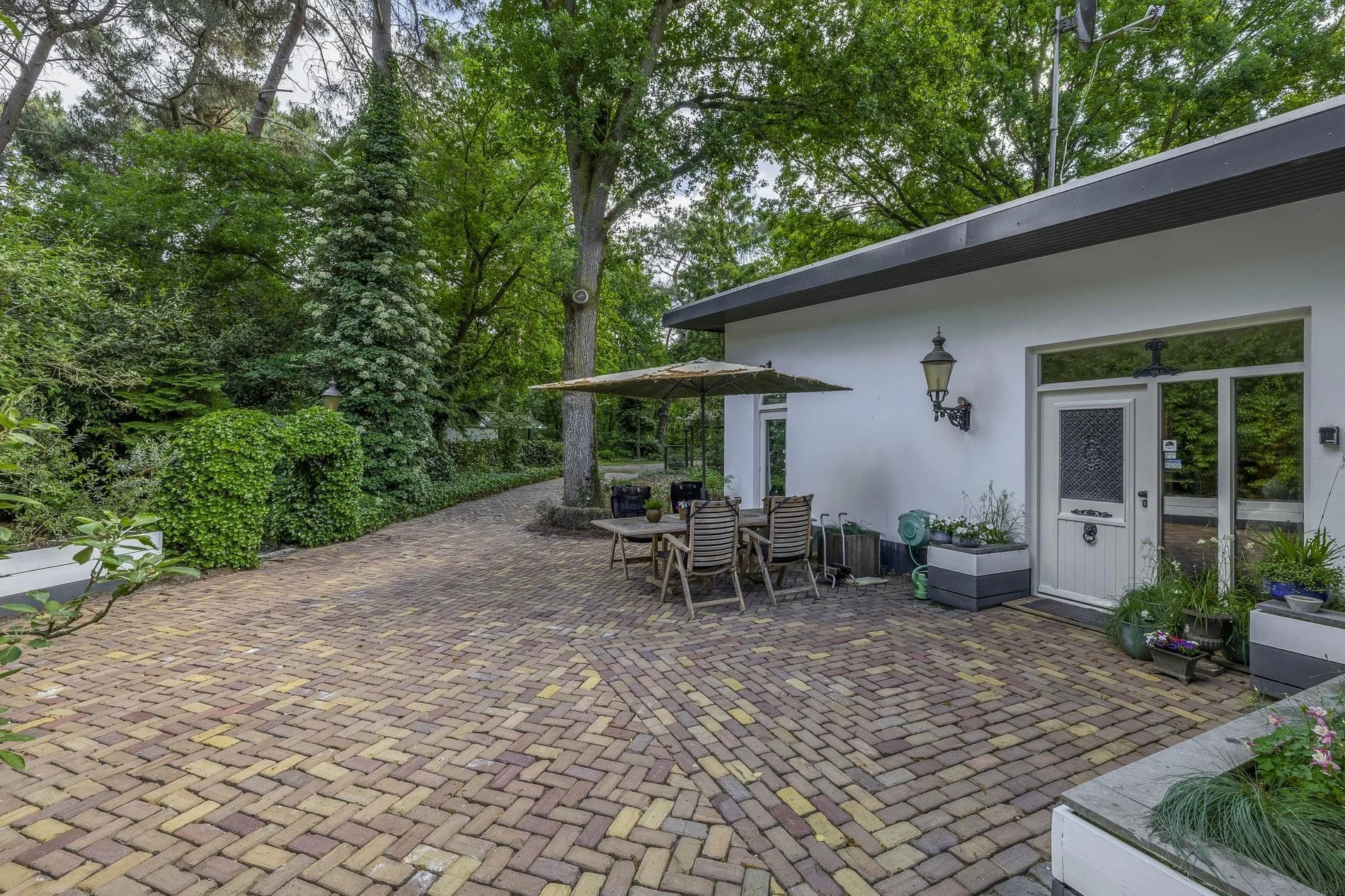 Exterior photo 7
