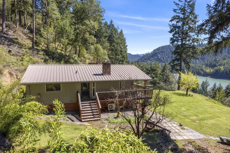 Single Family Residence in Oakridge