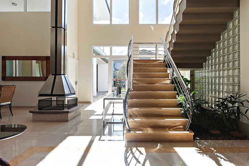 Condominium With Complete Infrastructure And Functional House With Six Suites