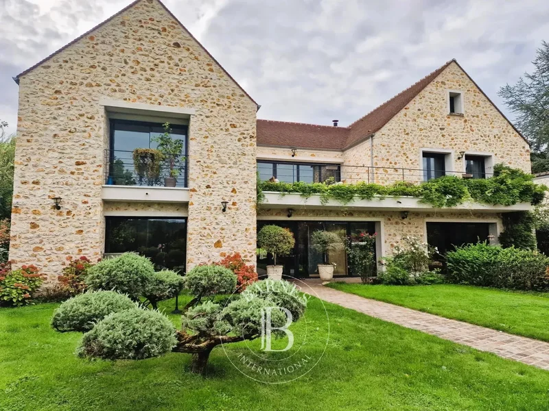 Chevreuse, 450m² of living space with indoor swimming pool on 2,100m² of land.