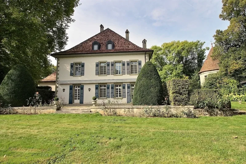 Beautiful Property Settled In A Park With Swimming Pool Close To Morge