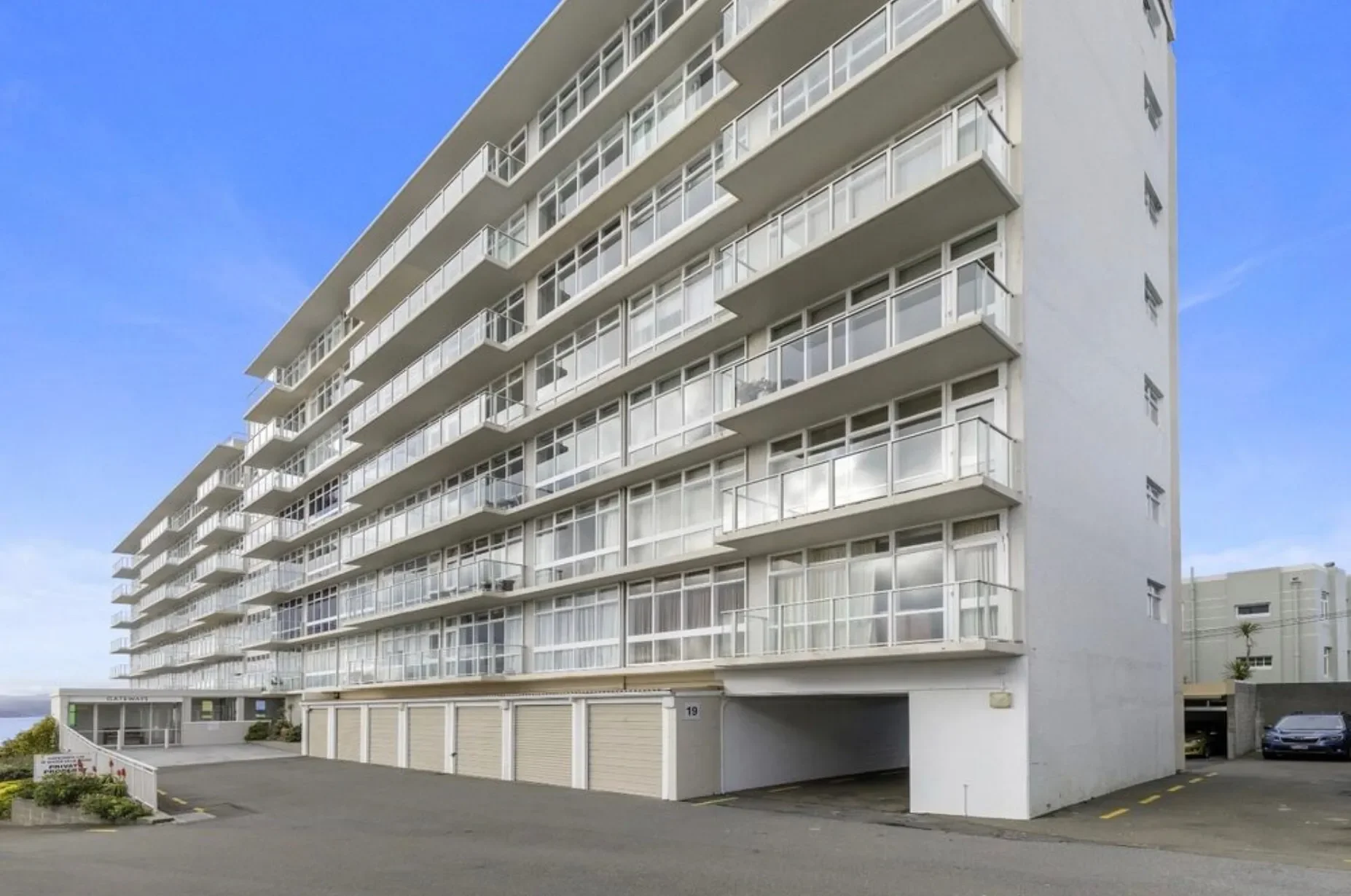 Exterior photo 3