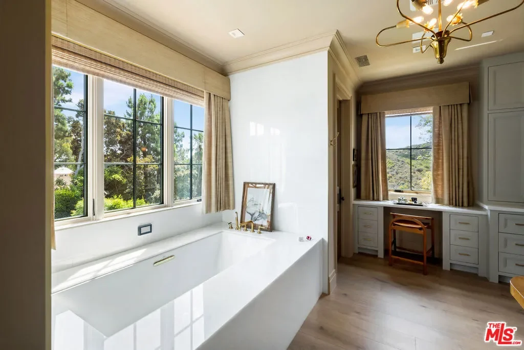 1529 Amalfi Drive, Los Angeles, California, United States. - Photo 40