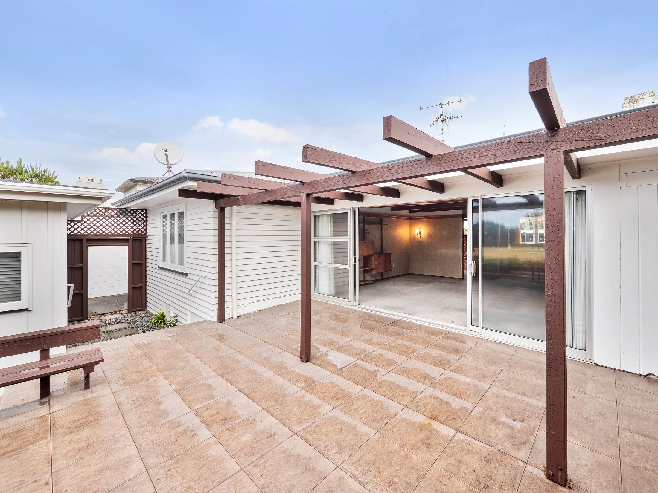 Exterior photo 2